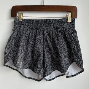 Lululemon Tracker Short 4" - size 8